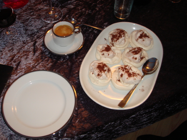 Fuglerede med klumpet portvinsmudder