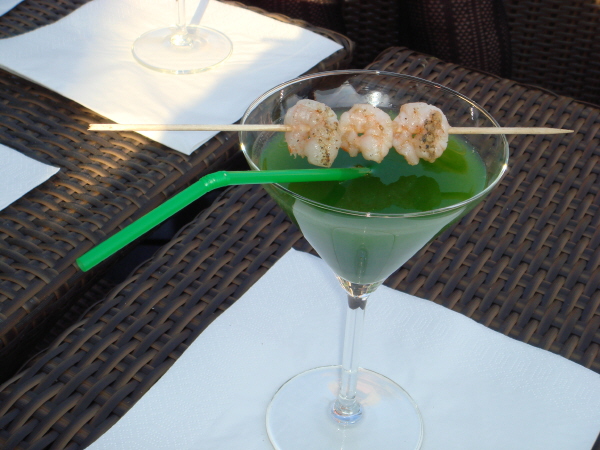 Svmmende rejer i grnt hav